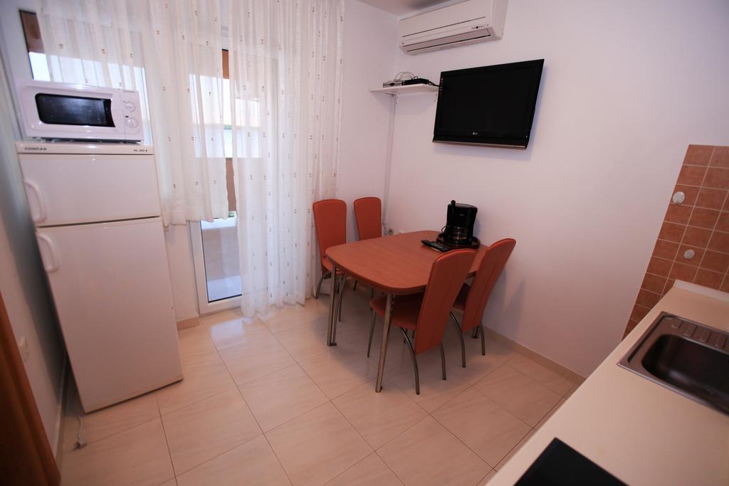 Apartments Miroslav Povljana Exterior photo